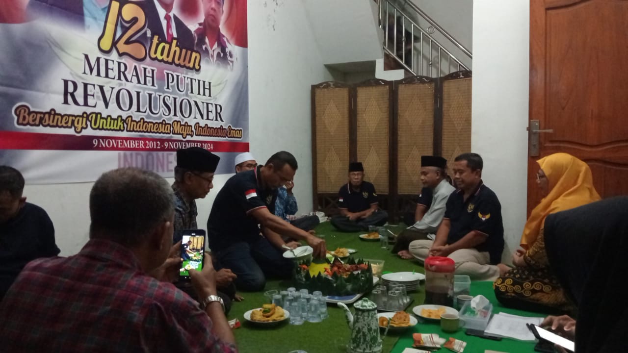 Potong Tumpeng oleh Ketua Harian